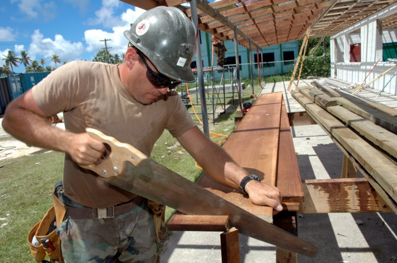 ebeniste-COTIGNAC-min_worker_construction_building_carpenter_male_job_build_helmet-893290